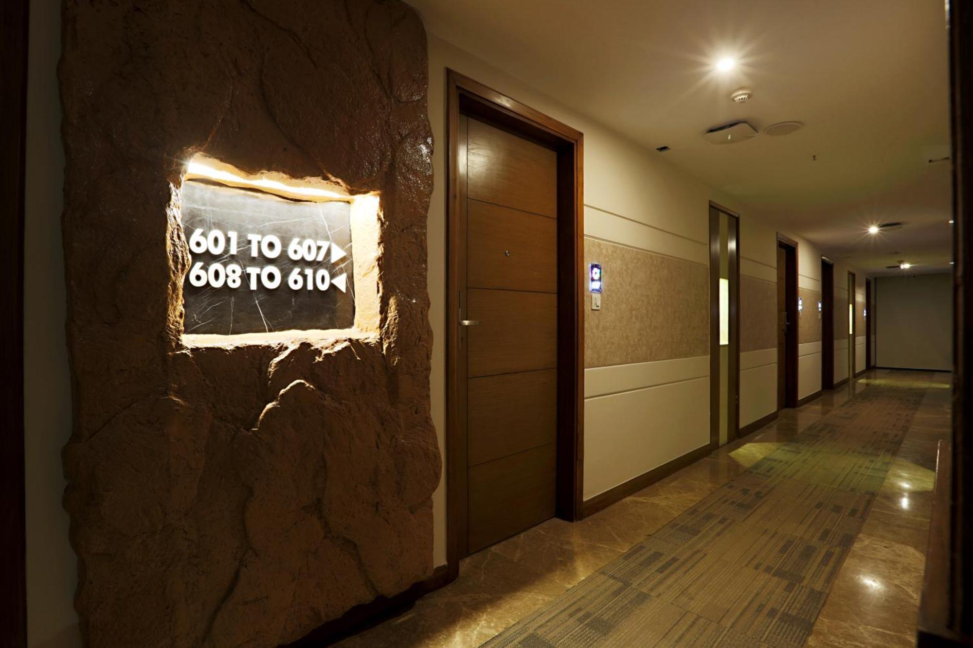 Hotel Prithvi Palace Aerocity Delhi Airport à New Delhi Extérieur photo